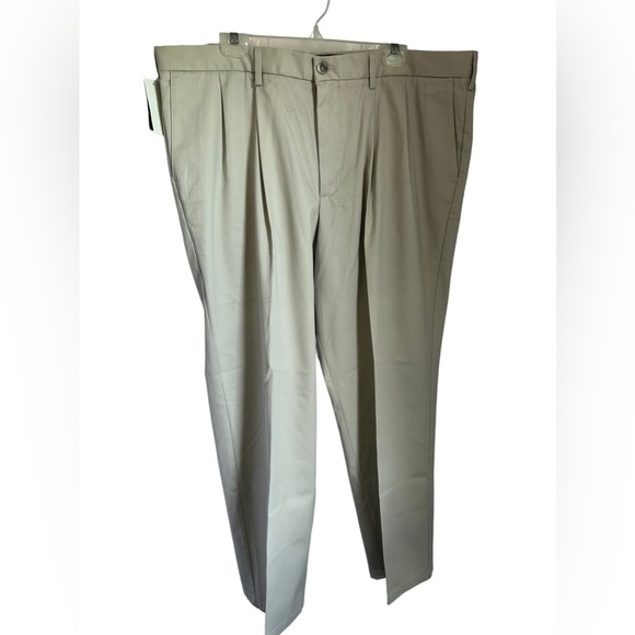 DOCKERS The original Signature Khaki Classic Fit Pleated size 42/30 - Picture 1 of 3